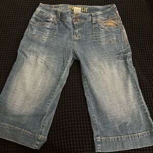 In great condition! Hydraulic knee length/ capri pants! Very stretchy! Size 7/8